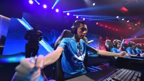 Cloud9动态：electroNic转型指挥后数据下滑，引发粉丝担忧。